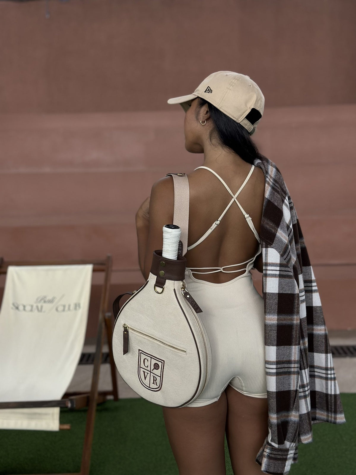Latte COVR cover worn on the back at the padel club